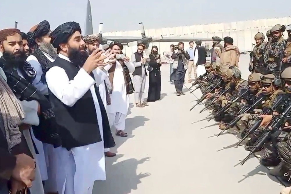 神學士官員視察喀布爾機場，勉勵駐紮的精英部隊。（湯森路透）