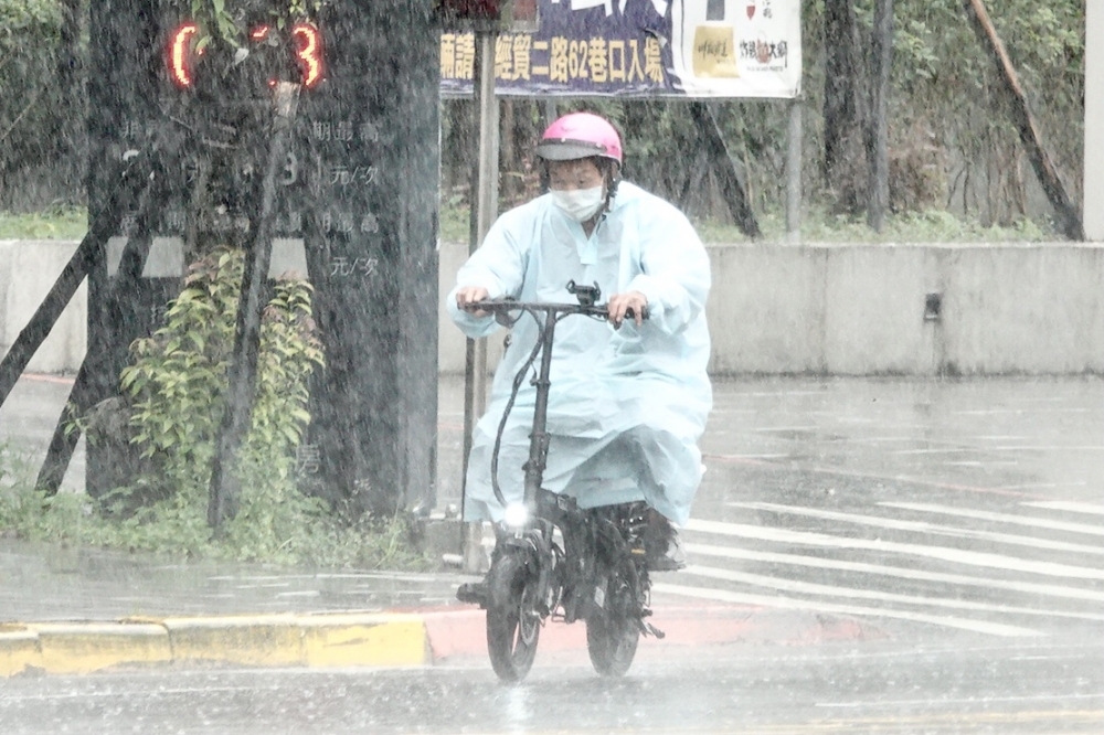 2日起高壓減弱，請民眾慎防雨後的對流大雨。（資料照片／王侑聖攝）