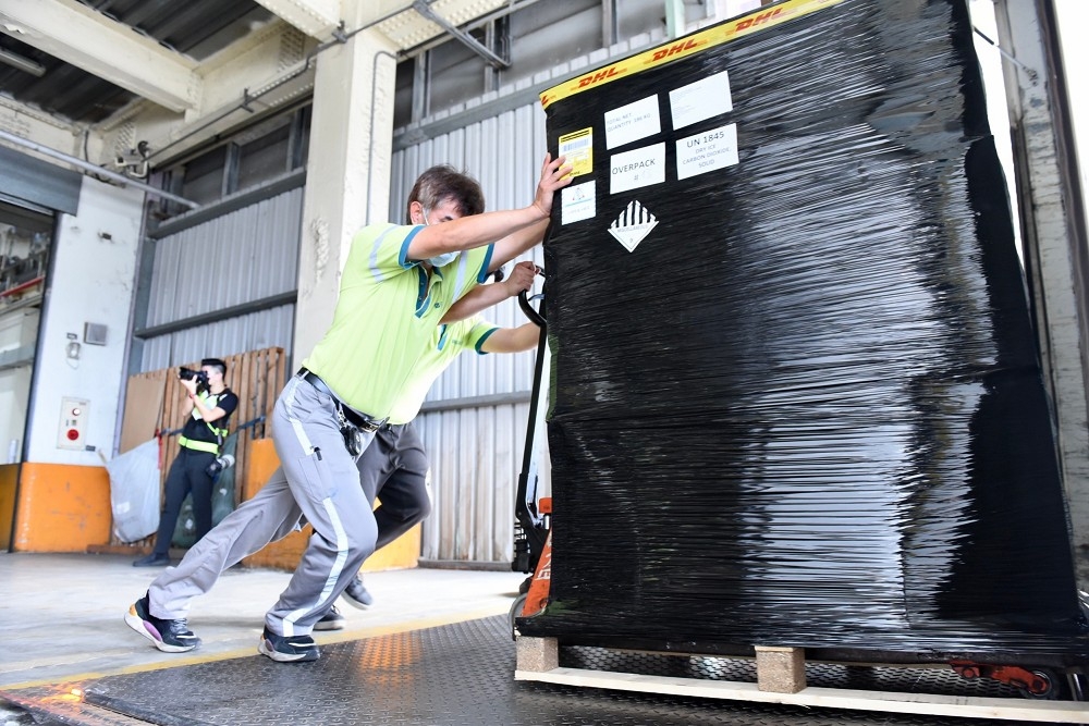 首批93萬劑BNT疫苗2日上午運抵台灣，完成通關程序後隨即送往冷儲物流中心，第2批疫苗預計最快下周就會接續抵台。（張哲偉攝）