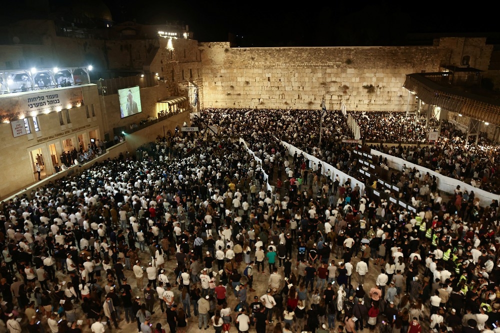 以色列猶太教信徒在耶路薩冷舊城區參加宗教活動。（湯森路透）