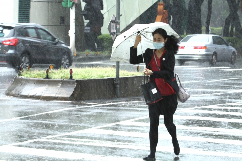 「璨樹」快速升級為強颱，恐為台灣多個縣市帶來強烈風雨。（資料照片／王侑聖攝）