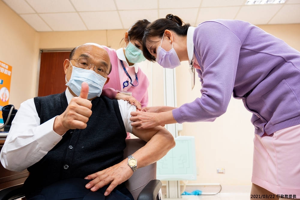 行政院院長蘇貞昌3月22日接種第一劑AZ疫苗，至今還未打第二劑。（行政院提供）