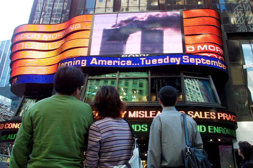 時代廣場電視牆9/11的現場新聞直播，讓許多紐約居民看傻眼。（湯森路透）