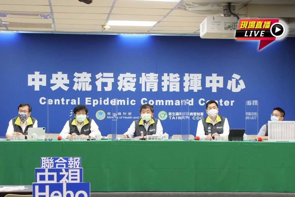 中央流行疫情指揮中心指揮官陳時中（中）11日公布國內最新疫況。（指揮中心提供）