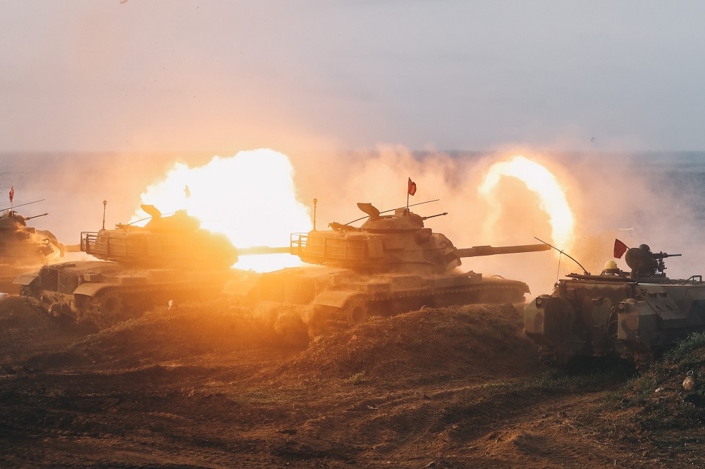 漢光37演習進入第3天，澎防部M60A3戰車快速機動至戰術位置，阻殲來犯之敵。（軍聞社提供）