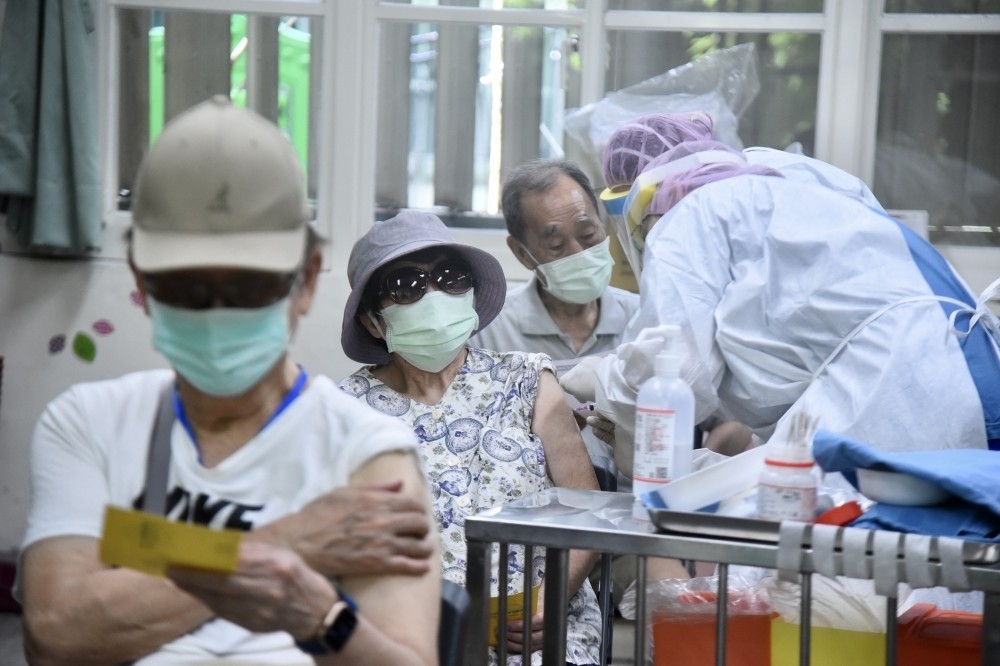 台灣長者大多仍在等莫德納第二劑，國內將進行莫德納混打高端疫苗試驗引發議論。（資料照片／張哲偉攝）