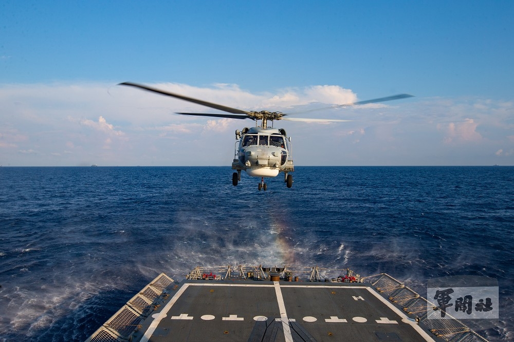 海軍146艦隊田單軍艦17日在台海周邊執行戰訓，S-70C直升機進行起落艦操演課目，展現反潛能量。（軍聞社提供）