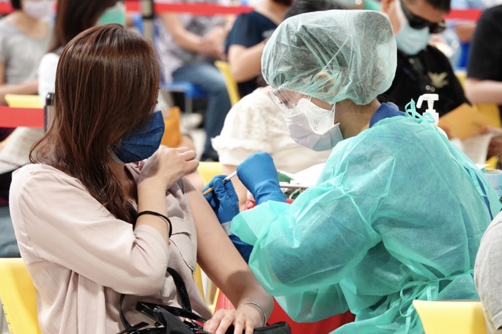 台灣近日都在討論開放疫苗混打的效果，醫界也提出不少混打組合的意見。圖為民眾施打疫苗情形。（資料照片／王侑聖攝）