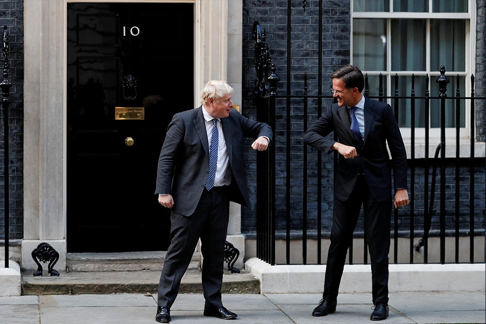 荷蘭首相呂特（圖右）身高193公分，英國首相強森（圖左）身高175公分。