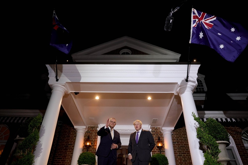 英國首相強森與澳洲總理莫里森在華府會面，雙方因為核子潛艦訂單合約惹怒法國。（強森推特）