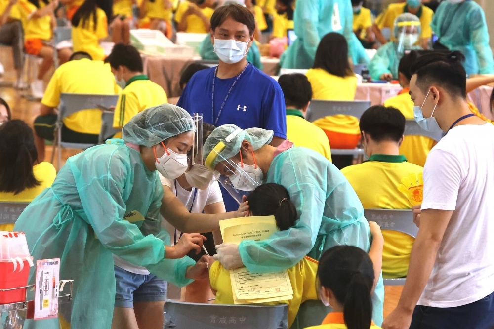 永齡基金會執行長劉宥彤23日指出，由於歐洲倉庫出貨繁忙，疫苗出貨程序有點延宕。（湯森路透）