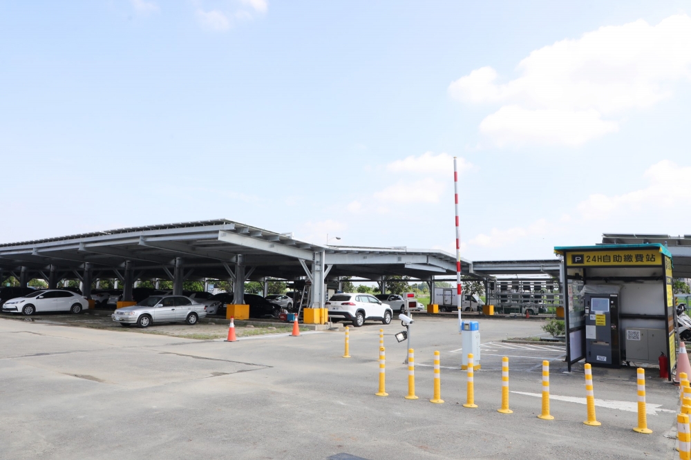 台南市首批光電停車場「新市區富安三街綠能光電停車場」。（台南市政府提供）