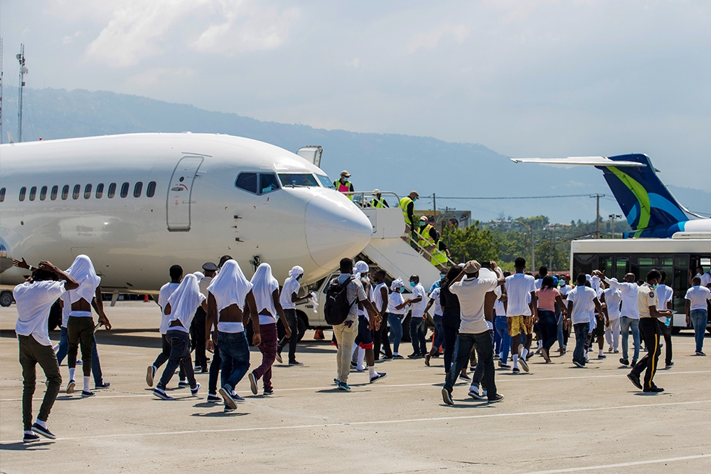 成年單身者將優先被遣返回海地，他們絕望的聚集在機場。（湯森路透）