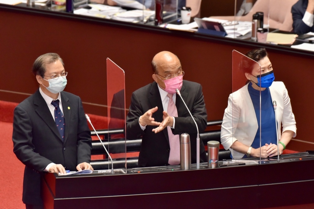 行政院長蘇貞昌赴立院報告，進入議場前表示，加入CPTPP並沒有開放福島食品等特別條件。（張哲偉攝）