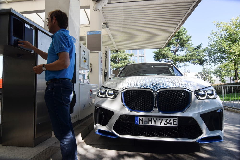 德國BMW新推出的氫氣燃料車輛，車主正在進行燃料補充。（湯森路透）