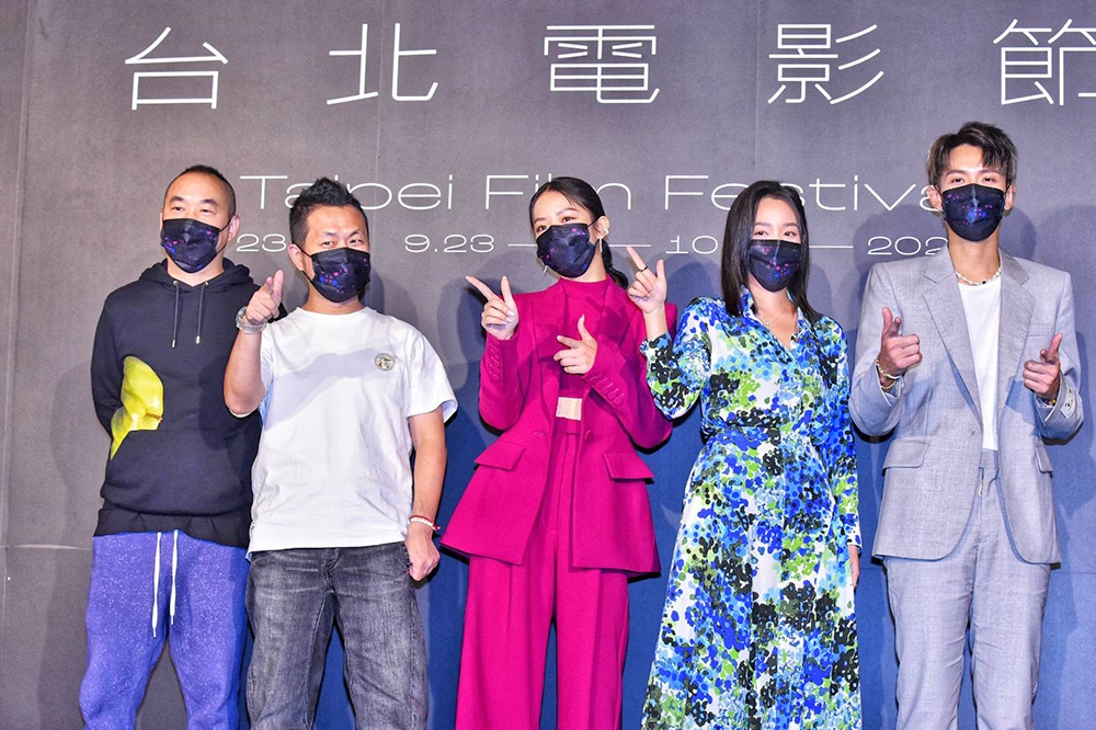 《月老》獲選為台北電影節開幕片，監製黃立成（左起）、導演九把刀、演員宋芸樺、王淨與柯震東一起現身。（楊約翰攝）