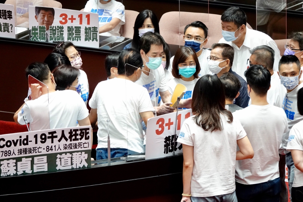國民黨立委24日針對行政院長蘇貞昌「3+11」補充報告表示不滿，持續占領議場。（王侑聖攝）