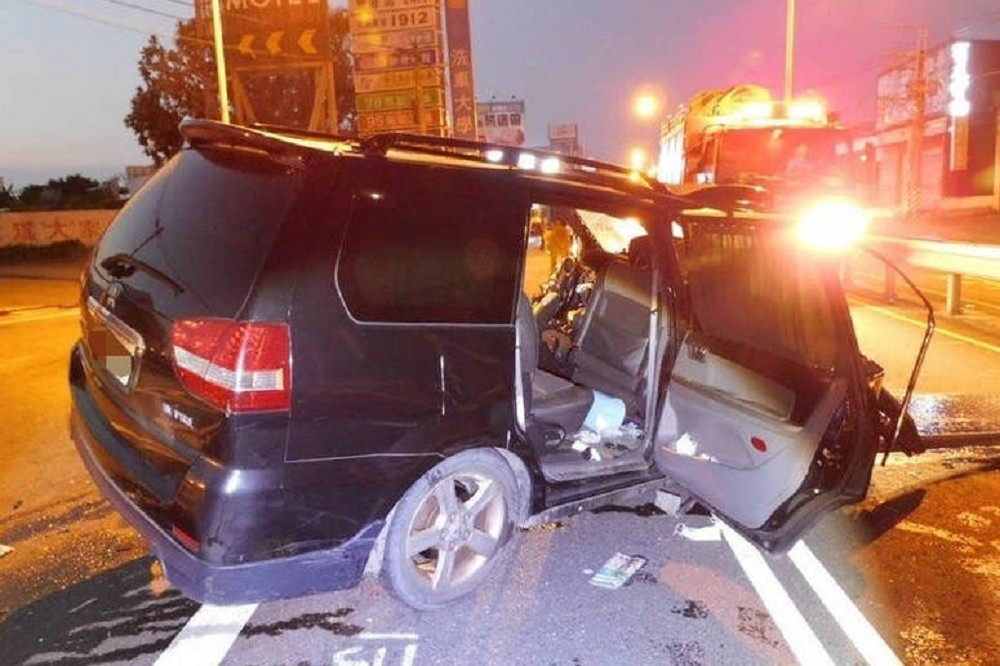 高雄市林園分局1名警員酒駕自撞，車體嚴重受損，目前仍在醫院搶救中。（讀者提供）