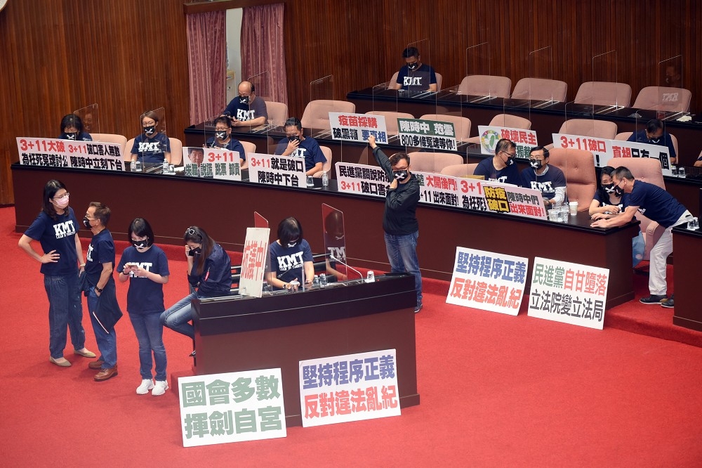 國民黨立委5日第5度在議會進行杯葛，佔領議場後，隨即在官員席、質詢台擺上各種標語。（張哲偉攝）