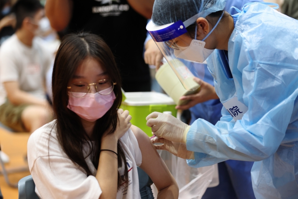 台灣將再迎來160至180萬劑BNT疫苗，下一輪預計會開放47歲以下所有年齡層施打。（資料照片／陳愷巨攝）