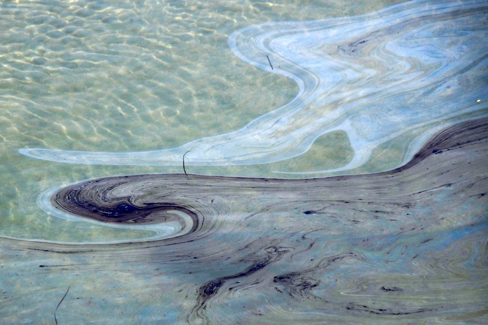 加州杭亭頓海灘2日發生漏油事故。（湯森路透）