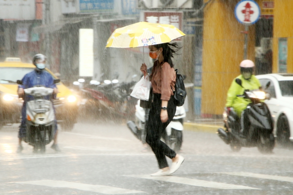 即將生成的颱風「圓規」有襲台可能，屆時恐為全台帶來強勁雨勢。（資料照片／王侑聖攝）