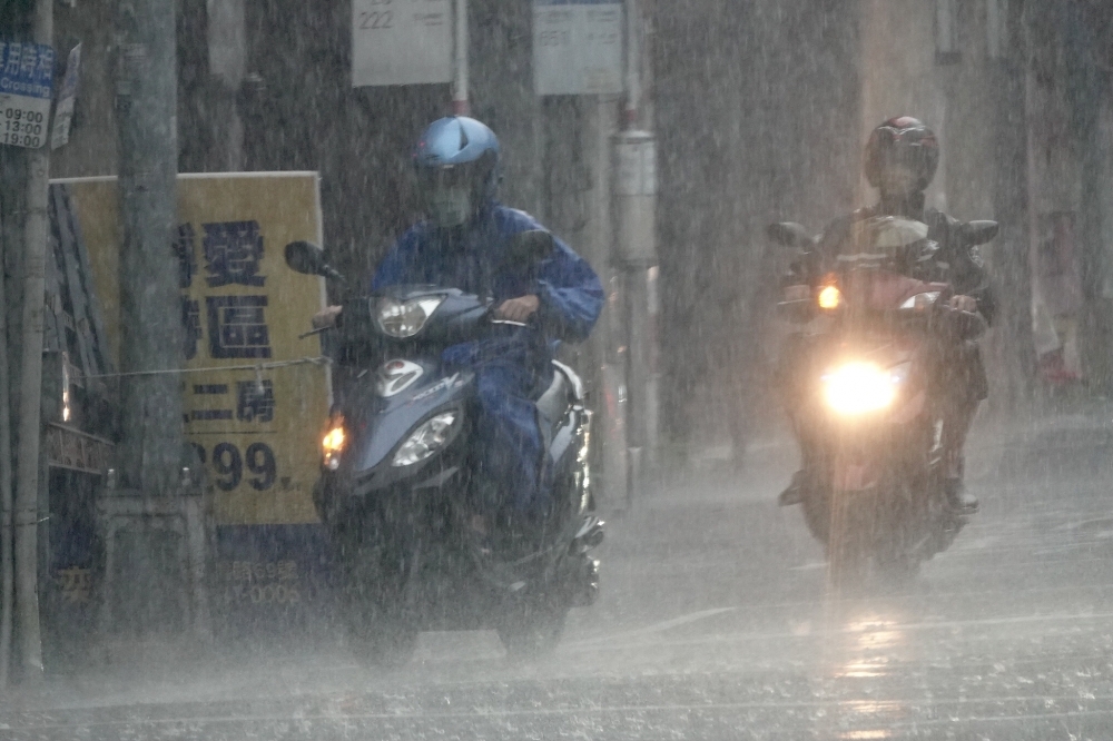 颱風外圍環流影響，北、東部大雨頻仍，花蓮、金馬等縣市地區12日停班課。（資料照片／王侑聖攝）
