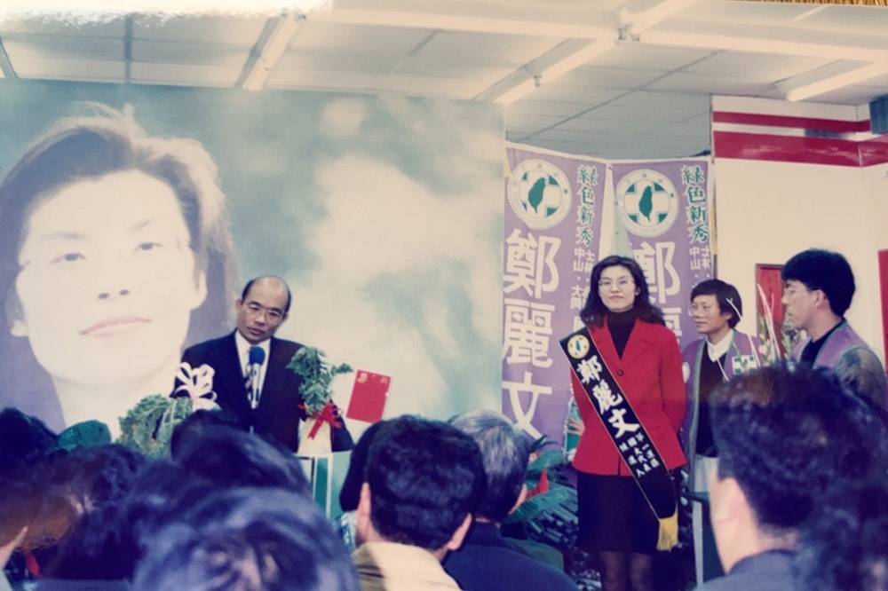 蘇貞昌過去曾為民進黨籍的鄭麗文站台輔選。（鄭麗文辦公室提供）