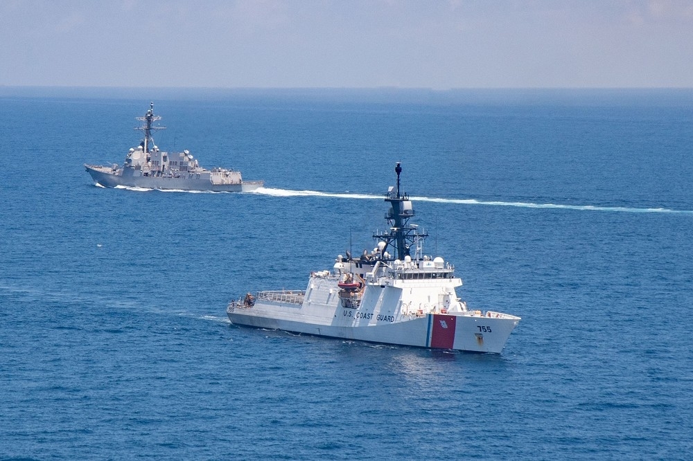 美艦「紀德號」（後）與穆洛號（前）8月時曾通過台灣海峽，美艦持續航經台海顯示鞏固台美關係的決心。（取自U.S. Pacific Fleet臉書）