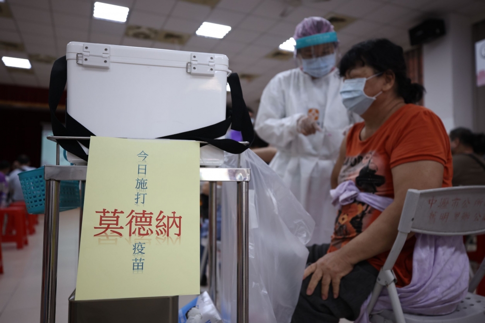台北市政府考量上班族時間，22日起花博啟動夜間服務，晚上6點到9點可接種疫苗。（陳愷巨攝）