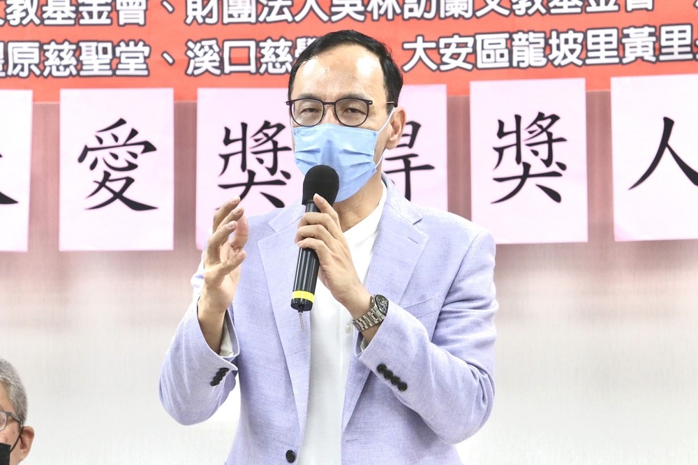 國民黨主席朱立倫16日出席第24屆大愛獎表揚活動，直批民進黨給台灣反對勢力貼標籤。（王侑聖攝）
