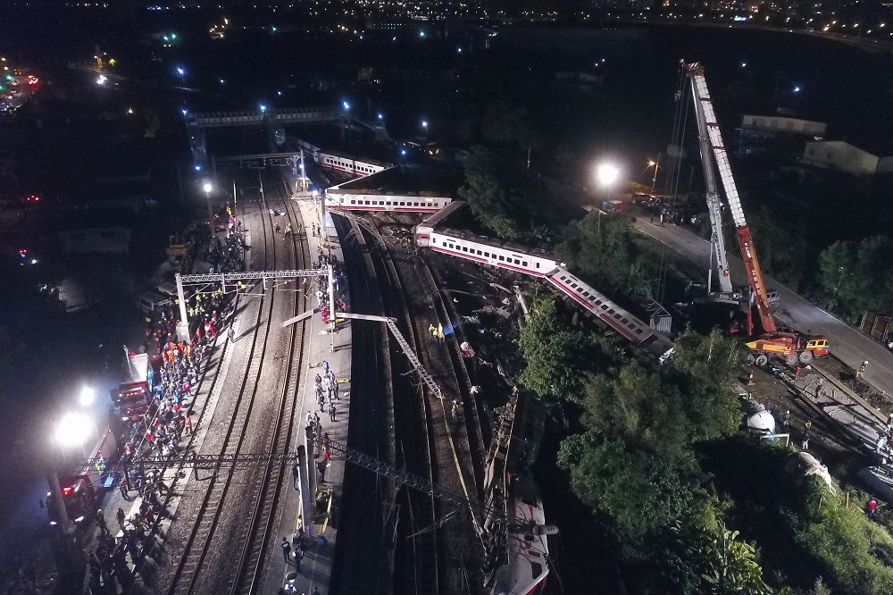 台鐵普悠瑪列車2018年10月21日於宜蘭新馬站出軌翻覆，造成18死、215人輕重傷的重大意外。（資料照片／李智為攝）