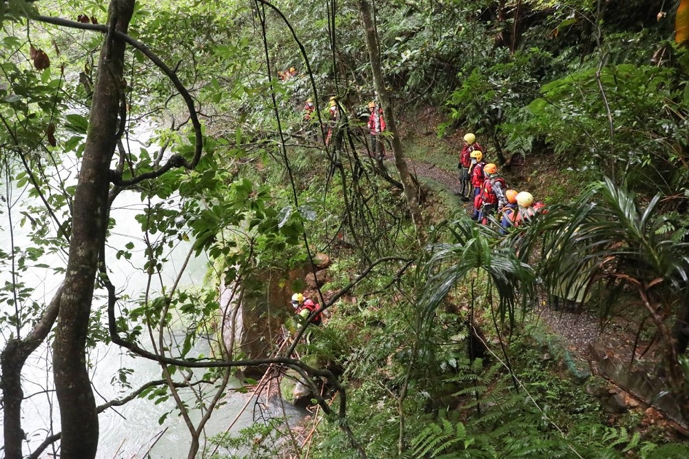 新北市雙溪區虎豹潭落水意外已釀4死，消防局仍在搜尋2失蹤學童。（新北市政府提供）