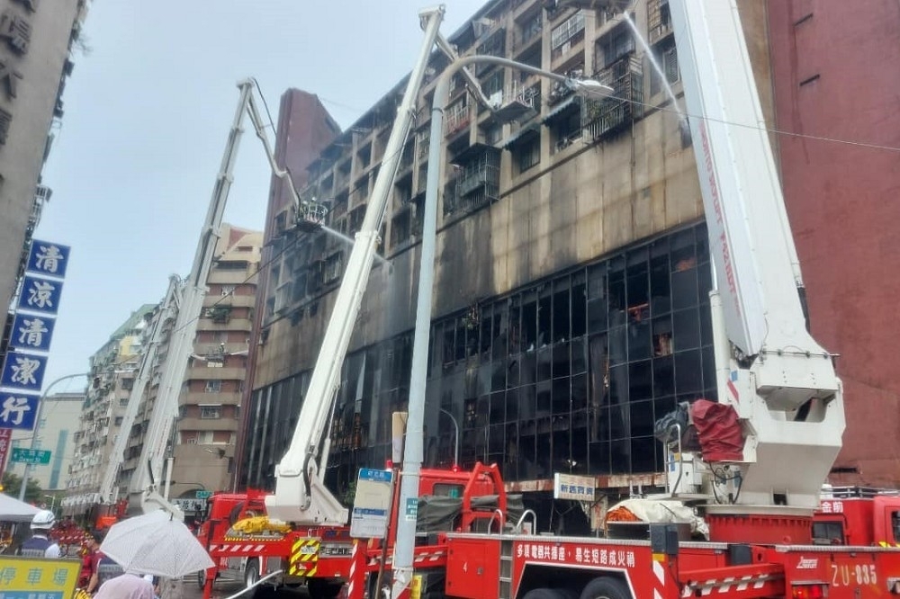 高雄市城中城大樓大火帶走46條寶貴生命。（取自高雄市消防局高桂救助分隊臉書）