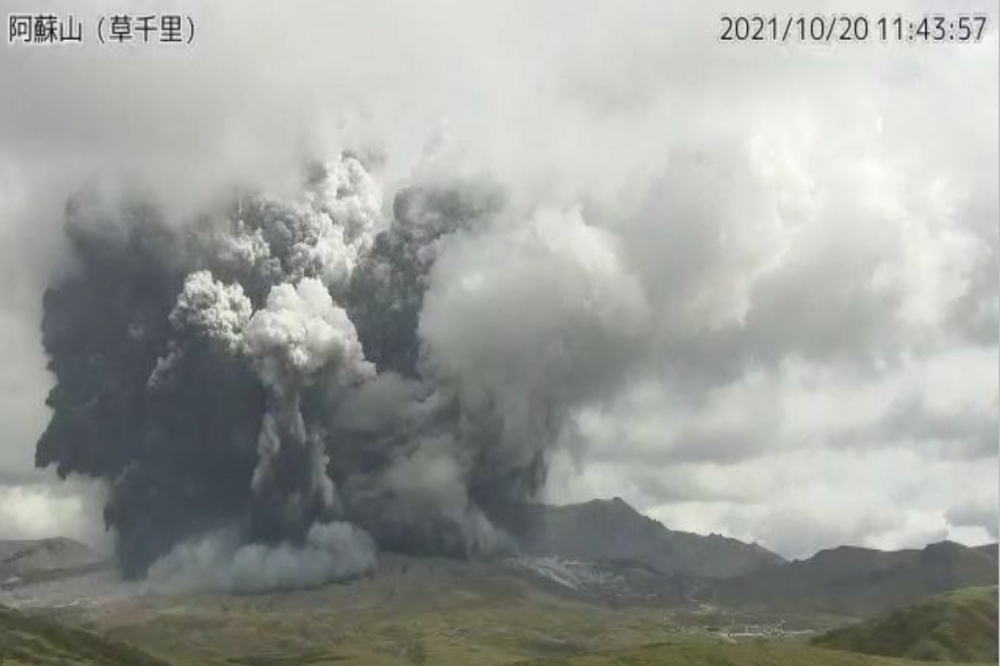 熊本阿蘇山火山爆發。（湯森路透）