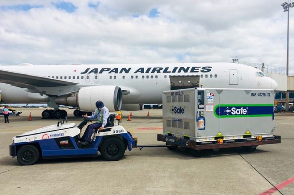 日本第六批30萬劑AZ疫苗29日上午運抵桃園國際機場。（取自桃園機場臉書）