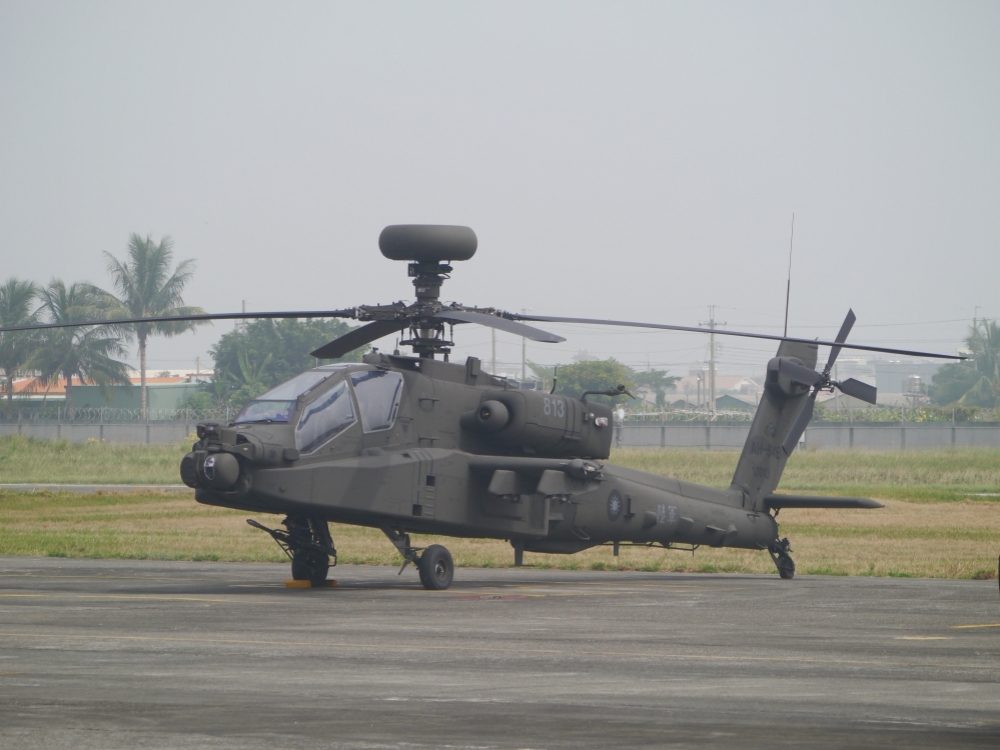 陸軍阿帕契AH-64E直升機疑因人員誤觸，發射架脫落，圖為同型機。（資料照片／朱明攝）
