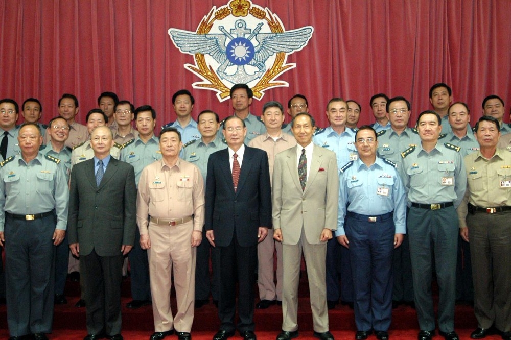 前國防部長湯曜明（前排右5）3日病逝，是國軍首位台灣本省籍的陸軍總司令、參謀總長、國防部長。圖為2004年卸任合影。（取自國軍歷史文物館官網）