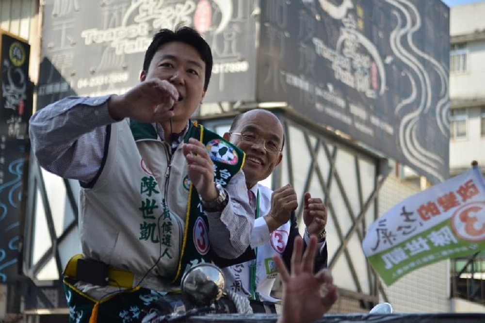 2013年立委選舉時，陳世凱（左）站在宣傳車上，時任民進黨主席的行政院長蘇貞昌在旁助選。（取自陳世凱臉書）