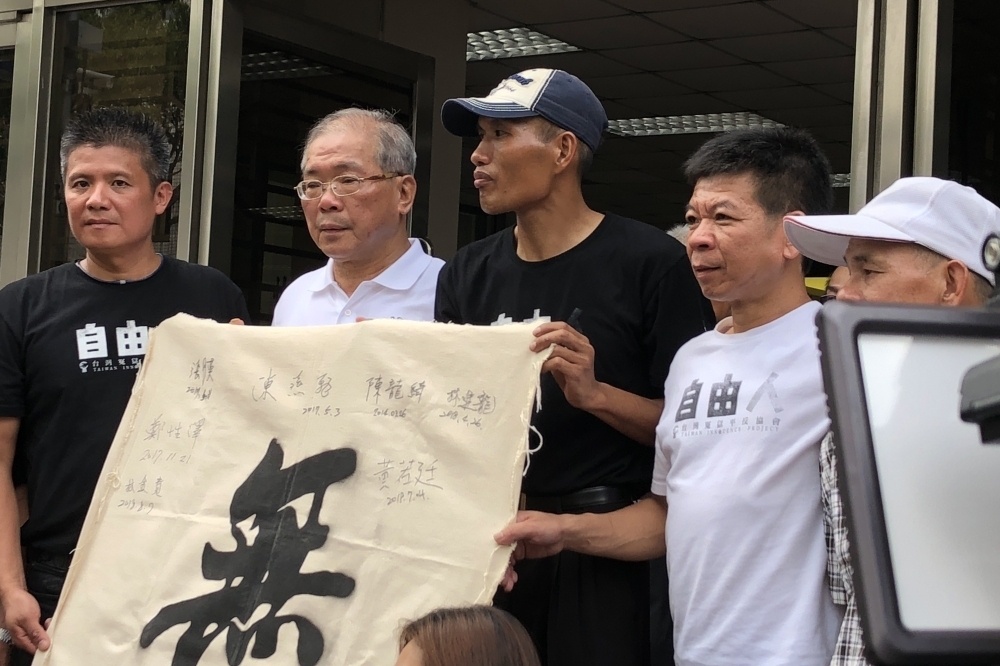 2018年時獲判無罪的林金貴（右三）曾出面聲援蘇炳坤，但去年又遭判無期徒刑；經上訴，最高法院目前將全案發回更審。（資料照片）