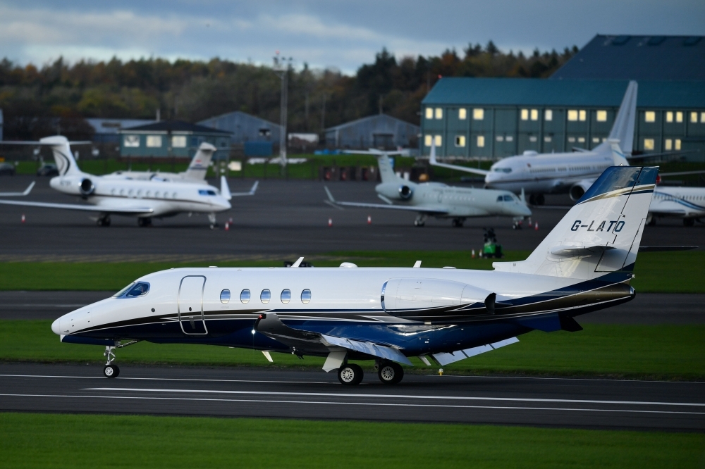 飛抵蘇格蘭參加COP26峰會的私人飛機。（湯森路透）