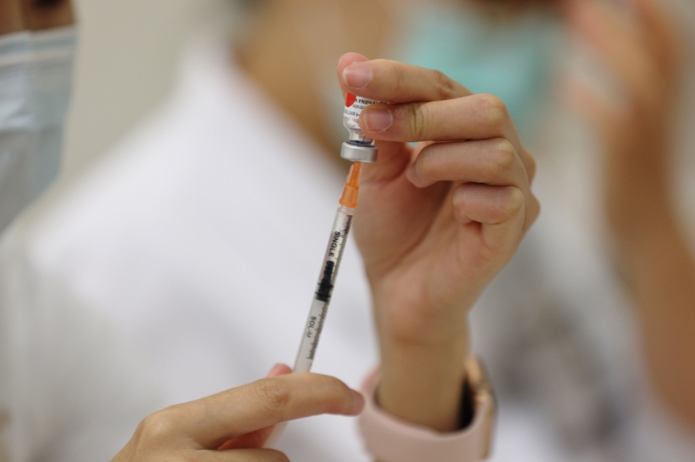 國內現階段疫苗量充足，指揮中心5日宣布鬆綁開瓶規定。（資料照片／陳愷巨攝）