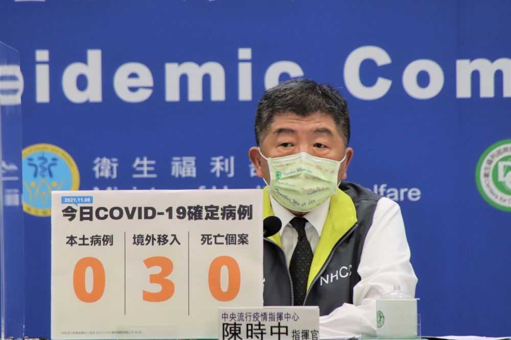 台灣日前自購一批即期疫苗，引發柯文哲砲轟中央「智商不到70」，指揮官陳時中8日反擊，人不是只看智商。（指揮中心提供）