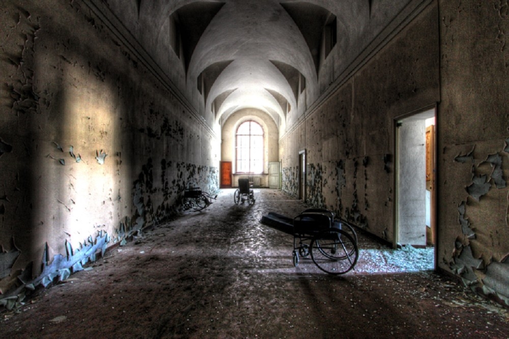 （2008 © Old abandoned mental hospital , Luca Rossato @ Flickr, CC BY-SA 2.0.）