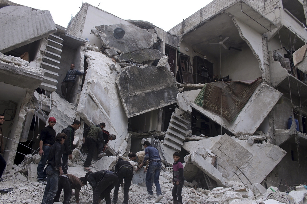 敘利亞內戰期間，城鎮住宅區遭空襲波及。（湯森路透）