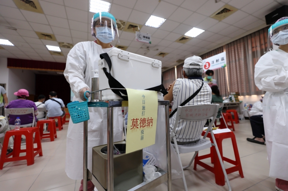 指揮中心發言人莊人祥15日說，台灣明年、後年mRNA疫苗準備充足，會由專家研議，是否讓每個人都打mRNA疫苗。（資料照片／陳愷巨攝）