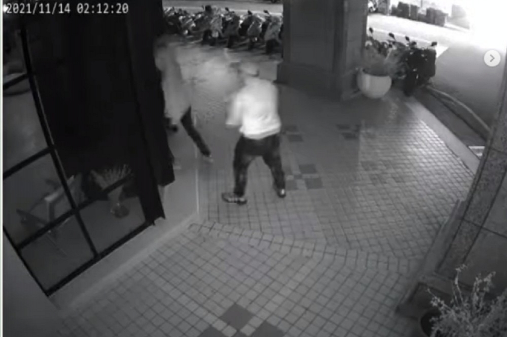 台中南屯區一間服飾店，14日晚間遭兩名男子敲破玻璃，並潑灑白漆。（取自IG）