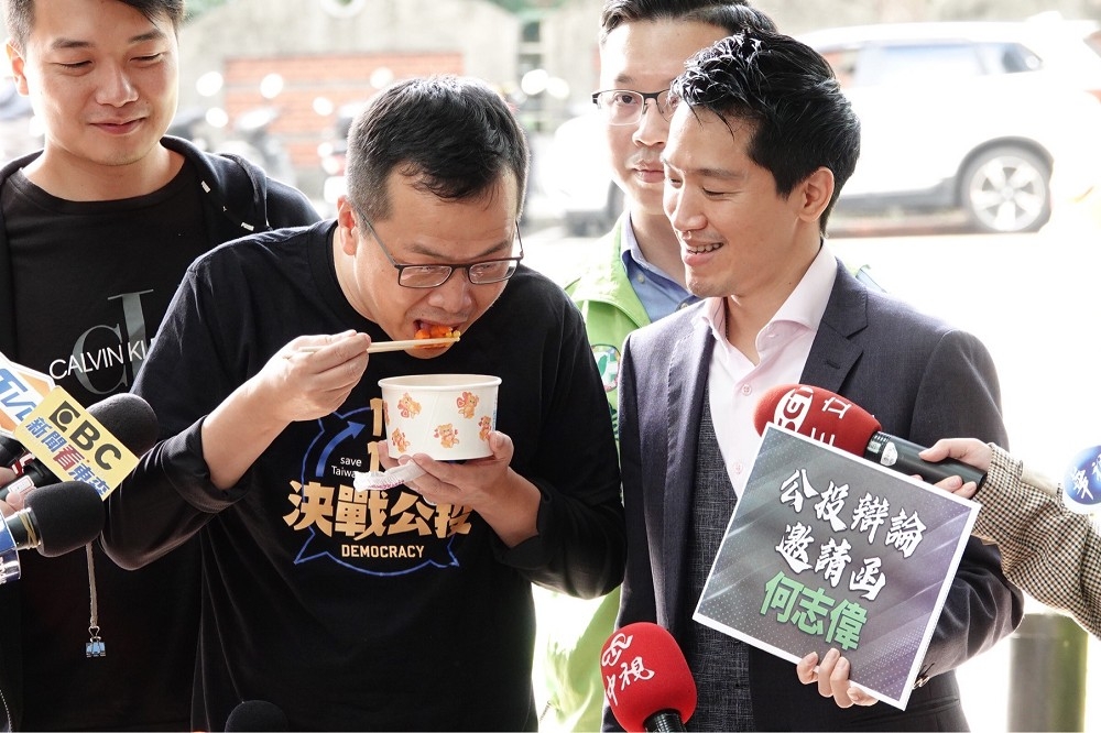 羅智強（左）到立法院遞辯論邀請函，何志偉（右）出面迎接還送上三色豆當早餐。（王侑聖攝）