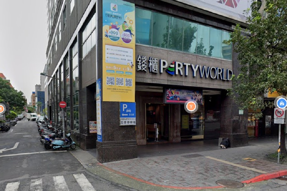 台北市忠孝東路錢櫃KTVSOGO旗艦店，20日清晨5點30分左右有多人衝入6樓1間包廂內，隨即爆發鬥毆互砍。（取自Google maps）