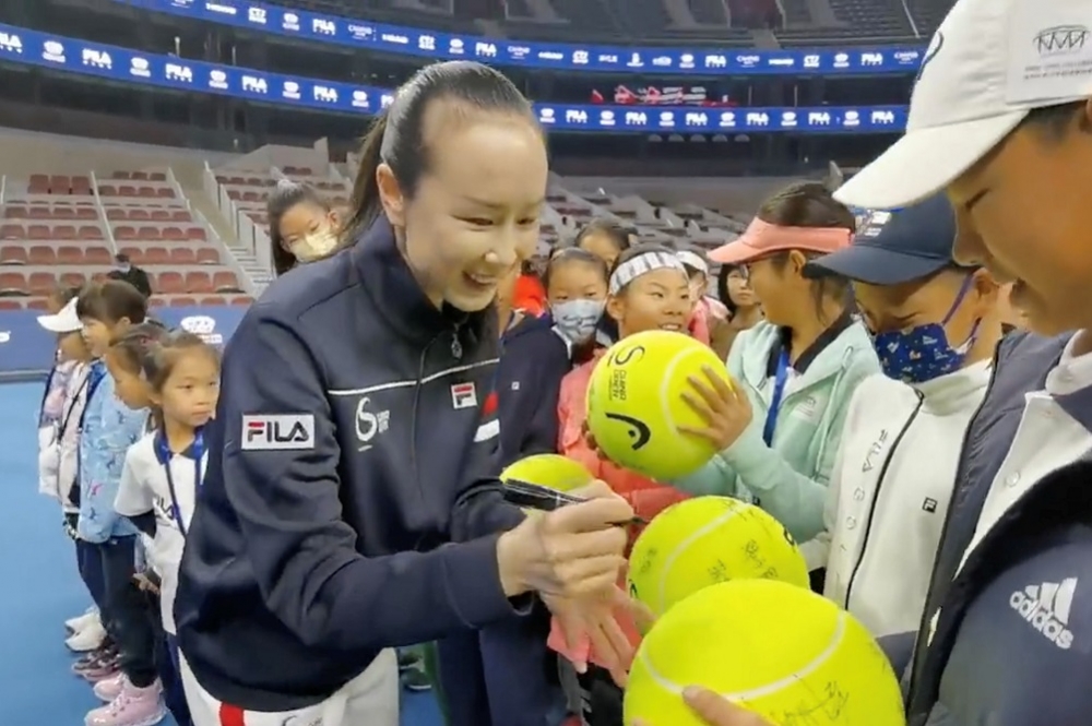 彭帥21日出席中國的FILA KIDS鑽石盃青少年網球挑戰賽。（湯森路透）